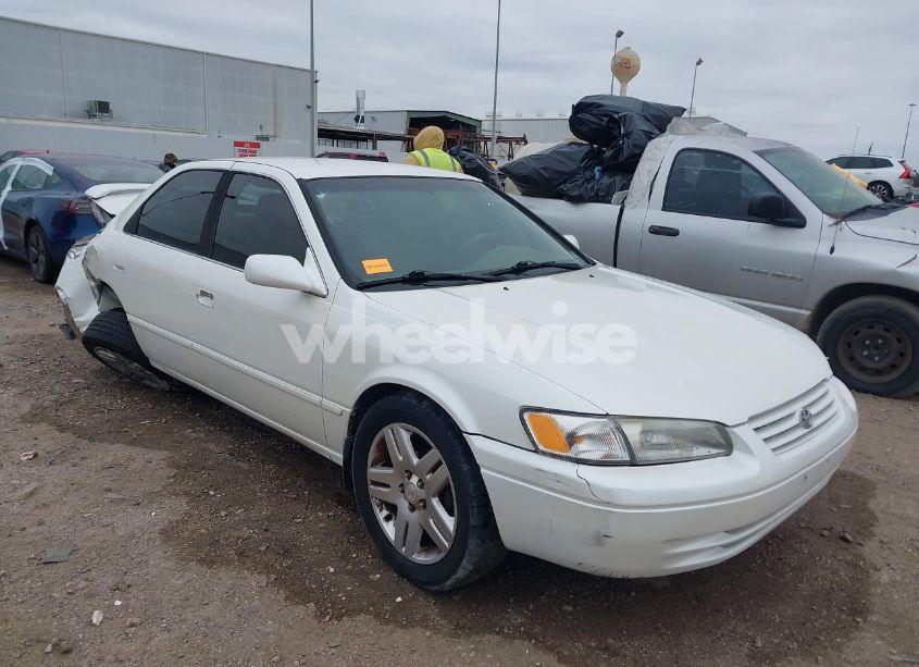 1997 Toyota Camry LE (VIN 4T1BG22K4VU073477) main photo