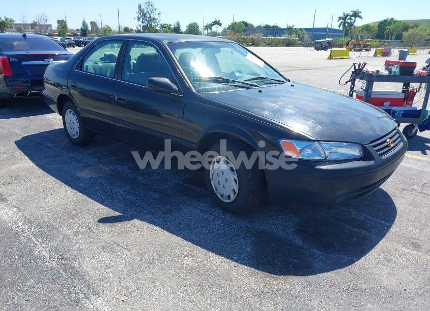 1998 Toyota Camry LE (VIN 4T1BG22K4WU334642) main photo