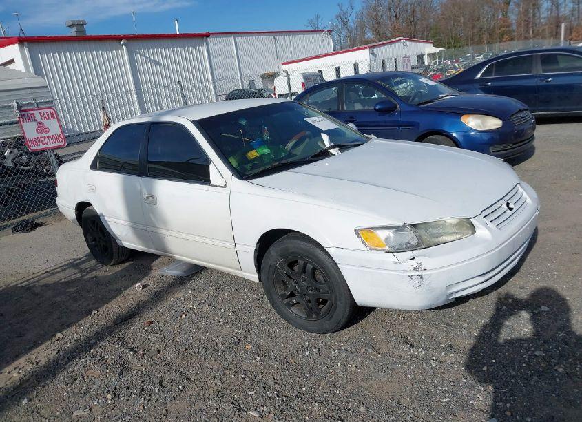 1998 Toyota Camry LE (VIN 4T1BG22K4WU840021) main photo