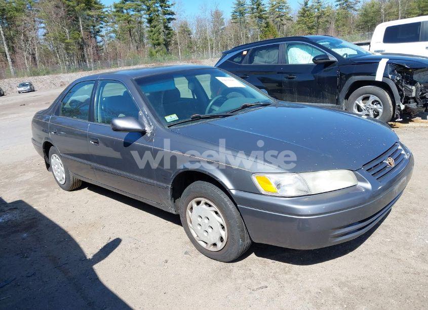 1997 Toyota Camry LE (VIN 4T1BG22K5VU022098) main photo