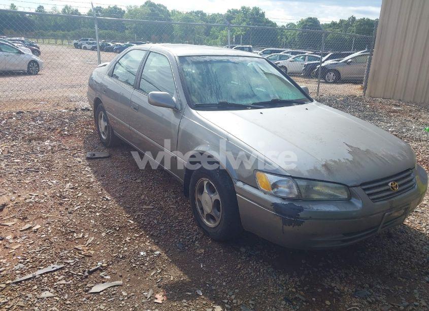 1998 Toyota Camry LE (VIN 4T1BG22K5WU305215) main photo