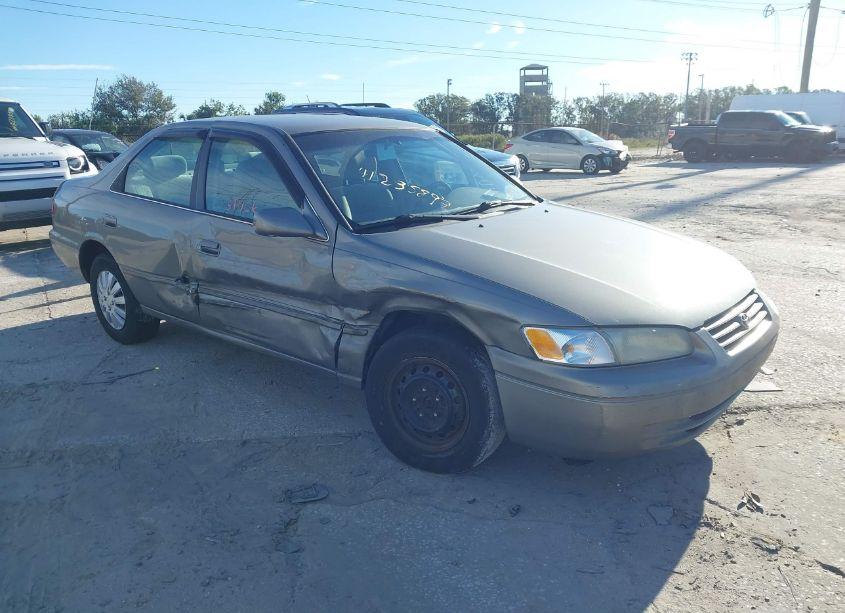1998 Toyota Camry LE (VIN 4T1BG22K5WU318529) main photo