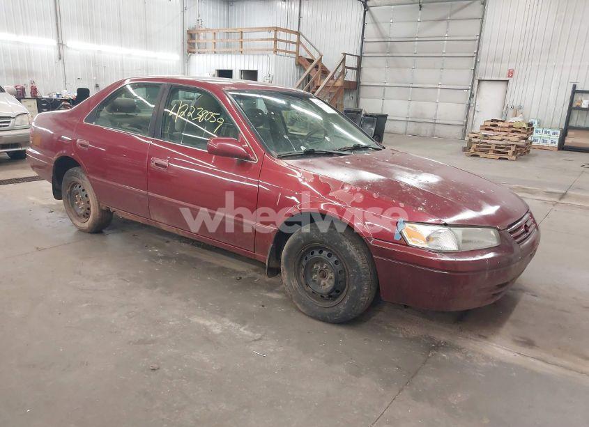 1998 Toyota Camry LE (VIN 4T1BG22K5WU847477) main photo