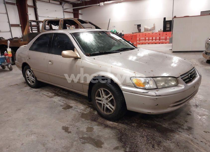 2001 Toyota Camry LE (VIN 4T1BG22K61U095586) main photo