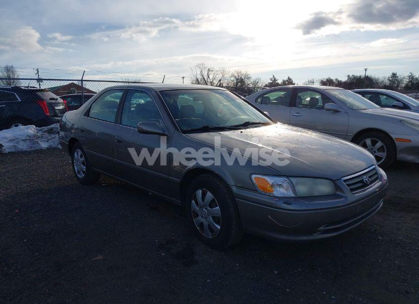 2001 Toyota Camry LE (VIN 4T1BG22K71U039575) main photo