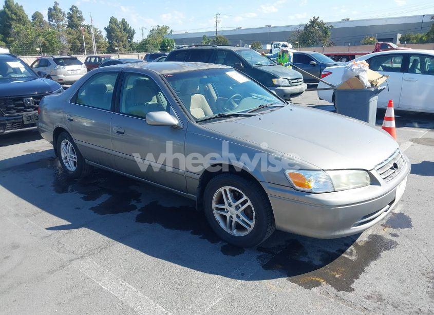 2001 Toyota Camry LE (VIN 4T1BG22K81U094729) main photo