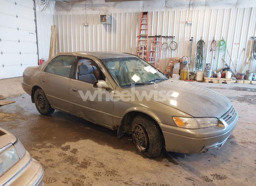 1998 Toyota Camry LE (VIN 4T1BG22K8WU272209) main photo