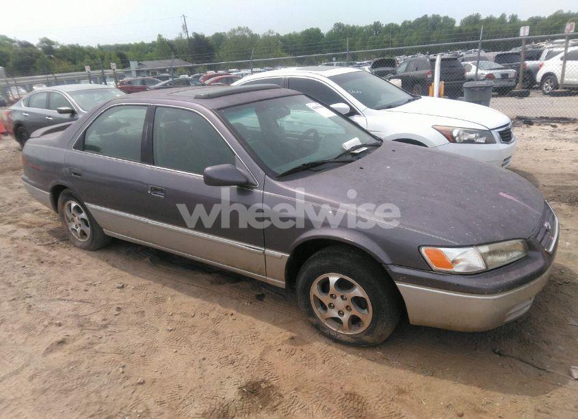 1998 Toyota Camry LE (VIN 4T1BG22K8WU839020) main photo