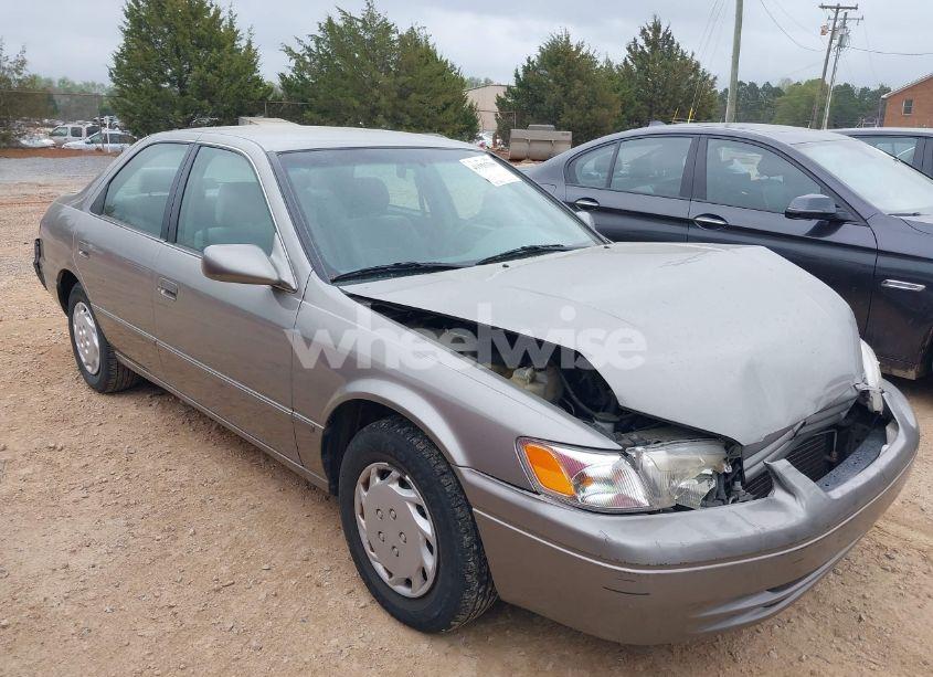 1998 Toyota Camry LE (VIN 4T1BG22K9WU283915) main photo