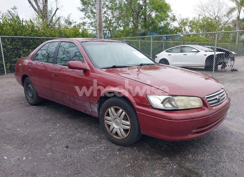 2001 Toyota Camry LE (VIN 4T1BG22KX1U031082) main photo