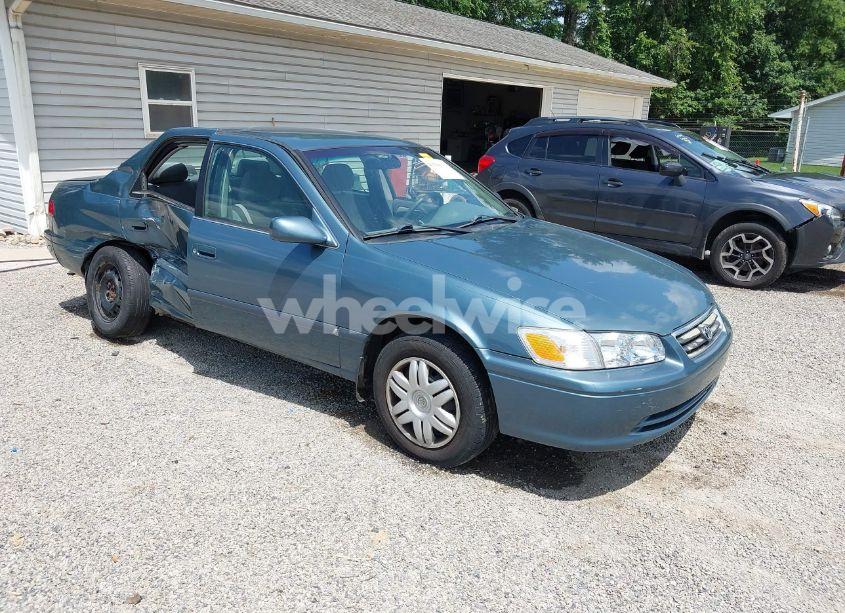 2001 Toyota Camry LE (VIN 4T1BG22KX1U869581) main photo