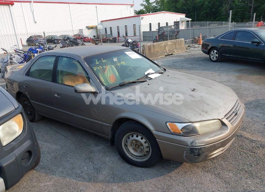 1998 Toyota Camry LE (VIN 4T1BG22KXWU203568) main photo