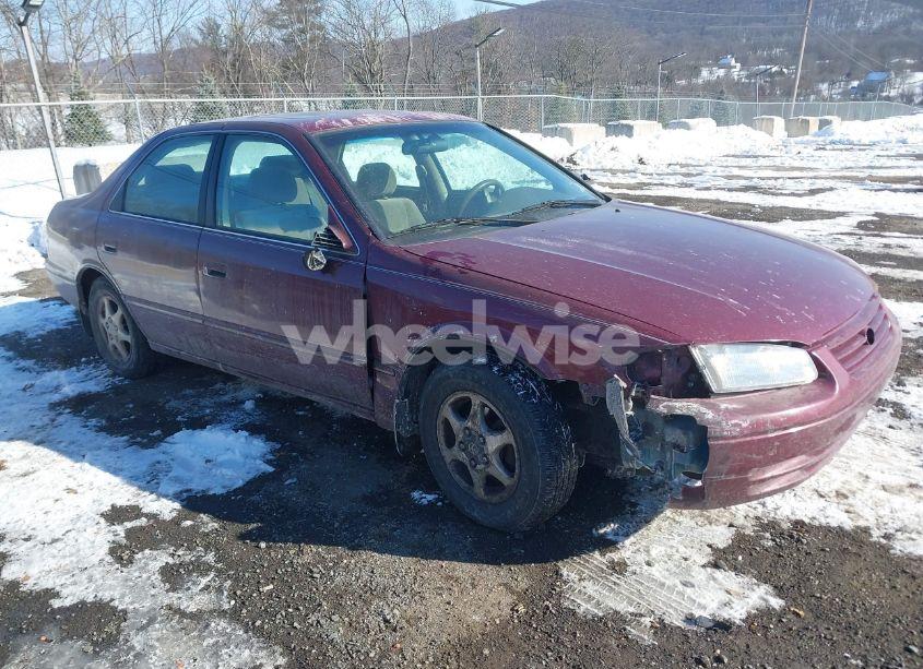 1998 Toyota Camry LE (VIN 4T1BG22KXWU293014) main photo