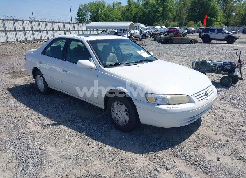 1998 Toyota Camry LE (VIN 4T1BG22KXWU312113) main photo