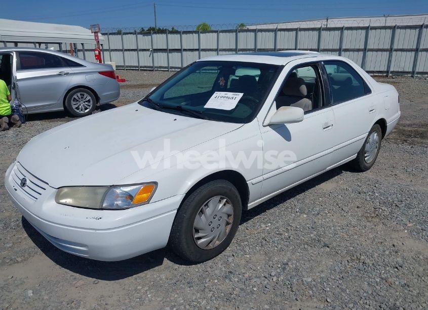 Photo 2 of 1998 Toyota Camry LE (VIN 4T1BG22KXWU312113)