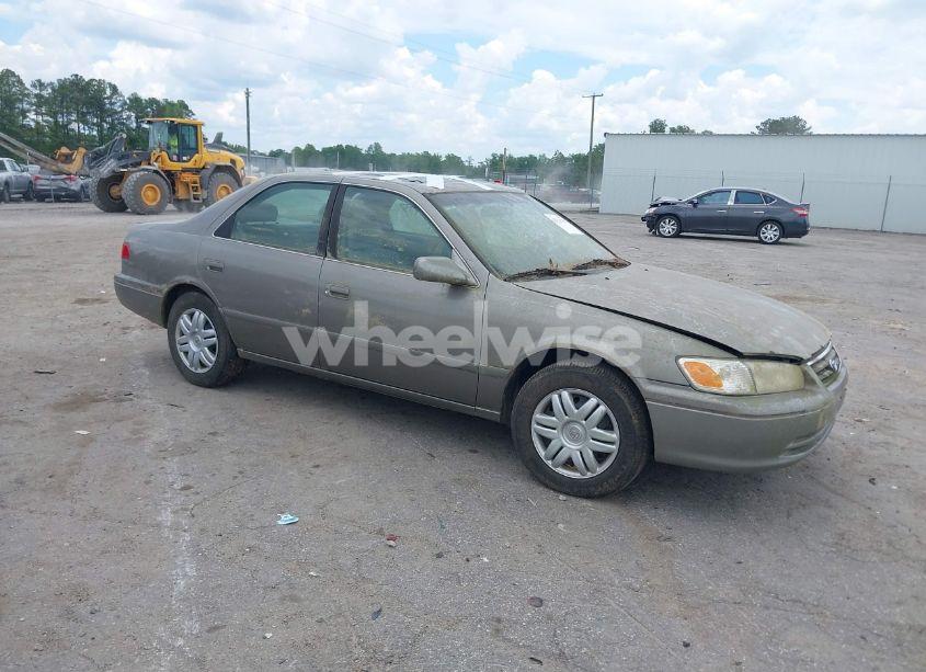 2001 Toyota Camry LE (VIN 4T1BG28K11U040227) main photo