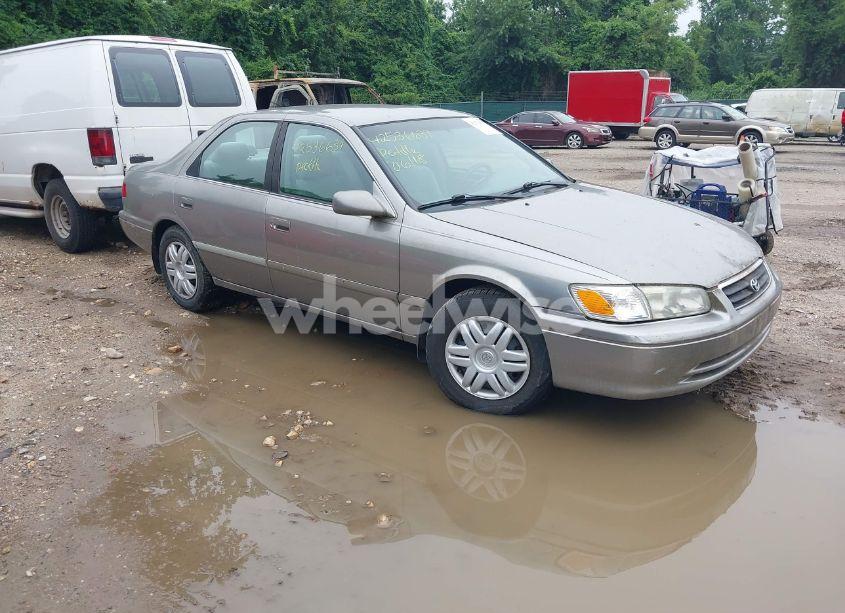 2000 Toyota Camry LE (VIN 4T1BG28K1YU683378) main photo
