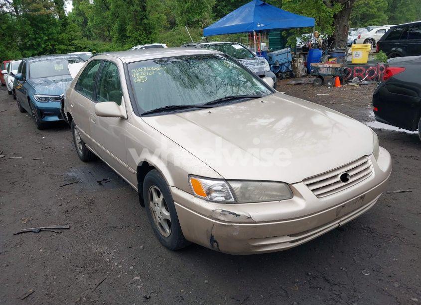 1998 Toyota Camry XLE (VIN 4T1BG28K2WU288445) main photo