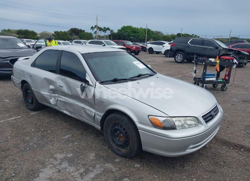 2000 Toyota Camry LE (VIN 4T1BG28K2YU705100) main photo