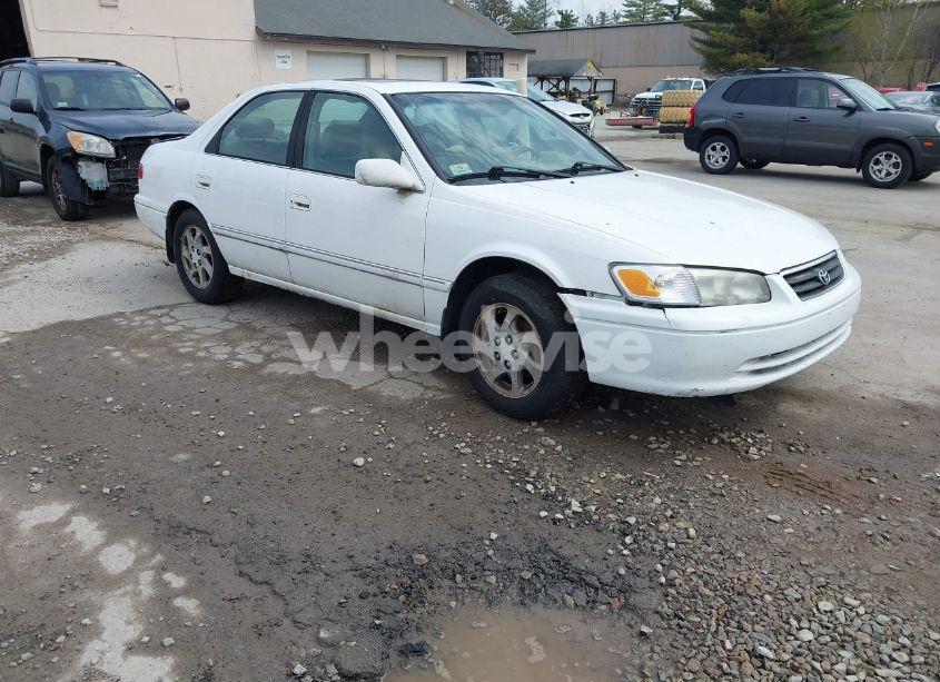 2000 Toyota Camry XLE (VIN 4T1BG28K2YU984497) main photo