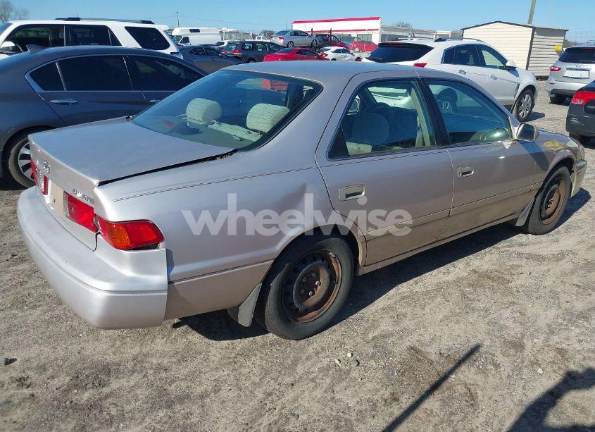 Photo 4 of 2000 Toyota Camry LE (VIN 4T1BG28K5YU670178)