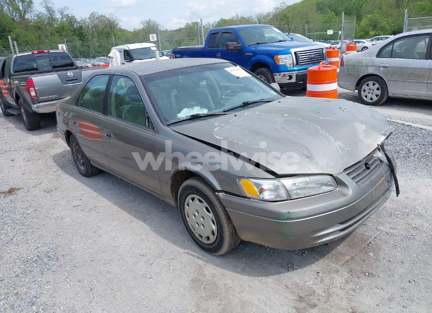 1998 Toyota Camry LE (VIN 4T1BG28K6WU331314) main photo