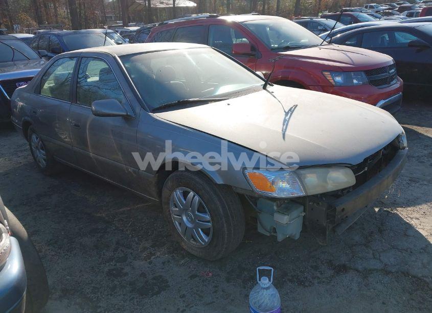 2001 Toyota Camry LE (VIN 4T1BG28KX1U027122) main photo