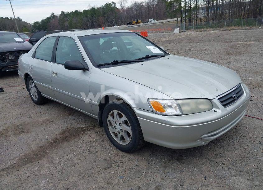 2001 Toyota Camry XLE (VIN 4T1BG28KX1U777636) main photo