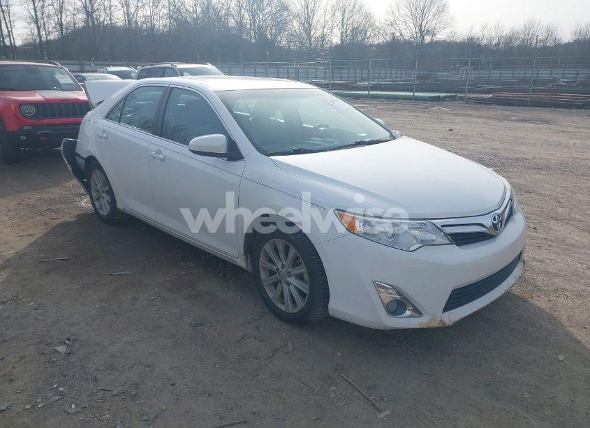 2014 Toyota Camry XLE V6 (VIN 4T1BK1FK0EU540896) main photo