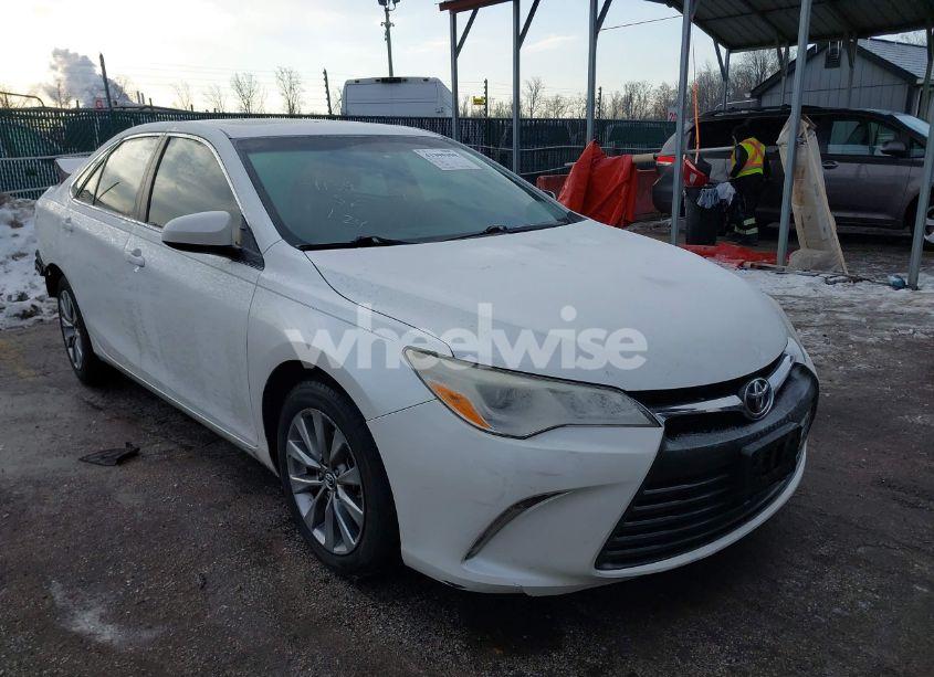 2016 Toyota Camry XLE V6 (VIN 4T1BK1FK2GU570484) main photo