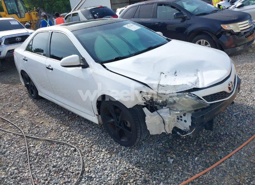 2014 Toyota Camry SE V6/XLE V6 (VIN 4T1BK1FK3EU027528) main photo