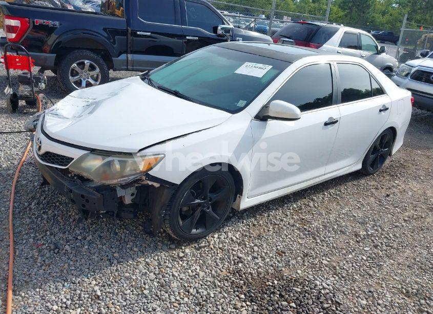 Photo 2 of 2014 Toyota Camry SE V6/XLE V6 (VIN 4T1BK1FK3EU027528)