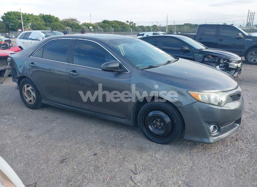 2014 Toyota Camry SE V6 (VIN 4T1BK1FK7EU541415) main photo