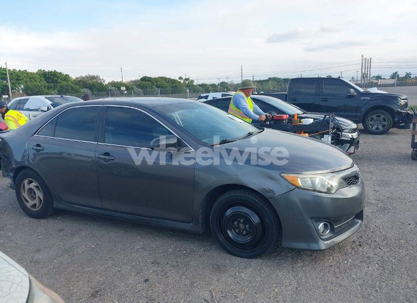 Photo 13 of 2014 Toyota Camry SE V6 (VIN 4T1BK1FK7EU541415)