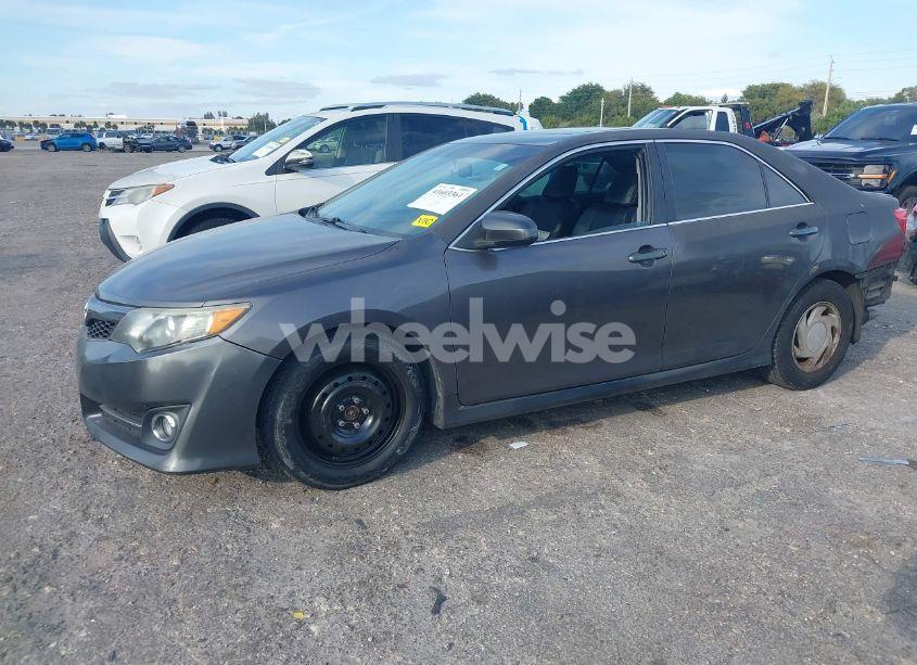 Photo 2 of 2014 Toyota Camry SE V6 (VIN 4T1BK1FK7EU541415)