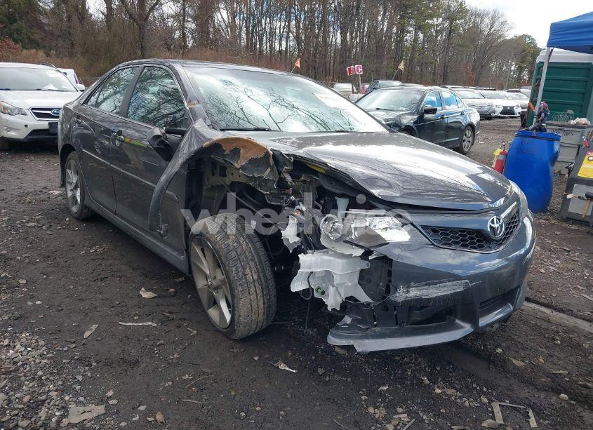 2014 Toyota Camry SE V6 (VIN 4T1BK1FK7EU549739) main photo