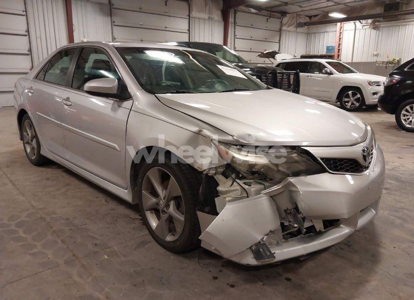 2014 Toyota Camry SE (VIN 4T1BK1FK8EU024835) main photo