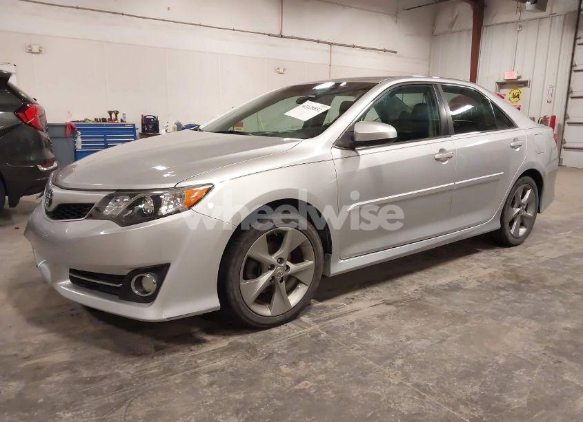 Photo 2 of 2014 Toyota Camry SE (VIN 4T1BK1FK8EU024835)