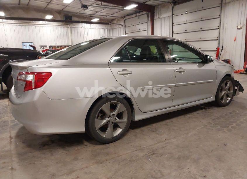 Photo 4 of 2014 Toyota Camry SE (VIN 4T1BK1FK8EU024835)