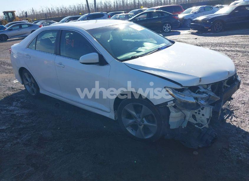 2014 Toyota Camry SE V6 (VIN 4T1BK1FK8EU025676) main photo