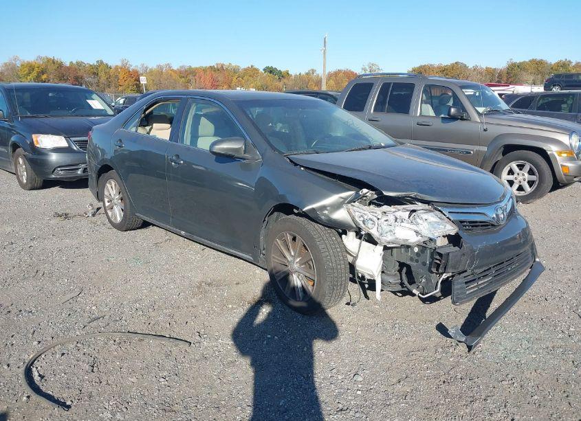 2014 Toyota Camry XLE V6 (VIN 4T1BK1FK8EU552648) main photo