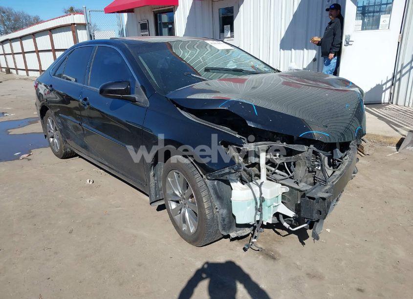 2017 Toyota Camry XLE V6 (VIN 4T1BK1FKXHU583629) main photo