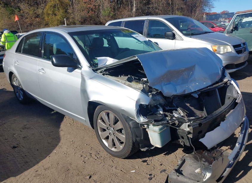 2005 Toyota Avalon XLS (VIN 4T1BK36B05U026672) main photo
