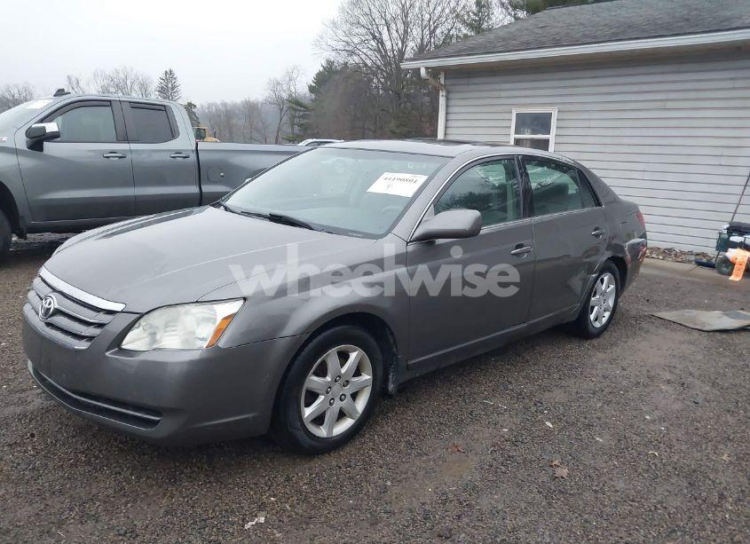 Photo 2 of 2005 Toyota Avalon XL (VIN 4T1BK36B05U037400)
