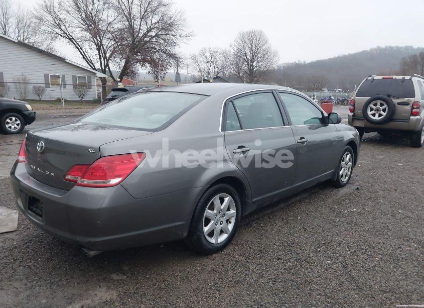 Photo 4 of 2005 Toyota Avalon XL (VIN 4T1BK36B05U037400)