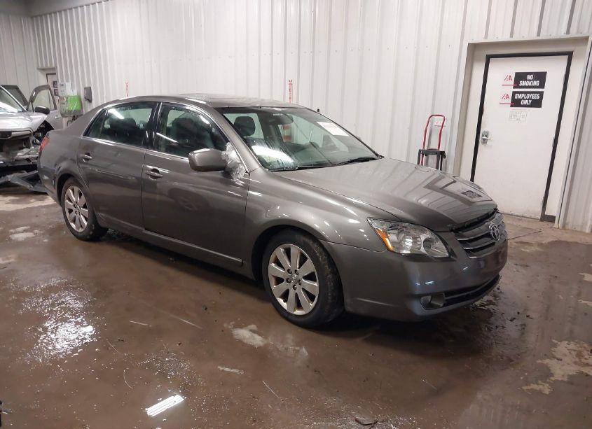 2005 Toyota Avalon XLS (VIN 4T1BK36B05U045321) main photo