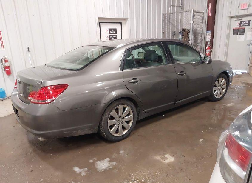 Photo 4 of 2005 Toyota Avalon XLS (VIN 4T1BK36B05U045321)