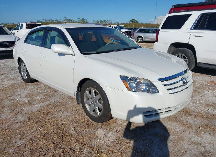 2005 Toyota Avalon XL (VIN 4T1BK36B25U028486) main photo