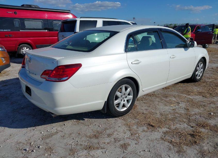 Photo 4 of 2005 Toyota Avalon XL (VIN 4T1BK36B25U028486)