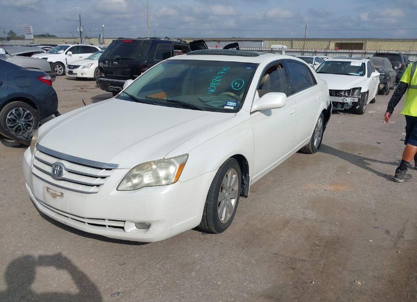 Photo 2 of 2005 Toyota Avalon XLS (VIN 4T1BK36B85U056695)